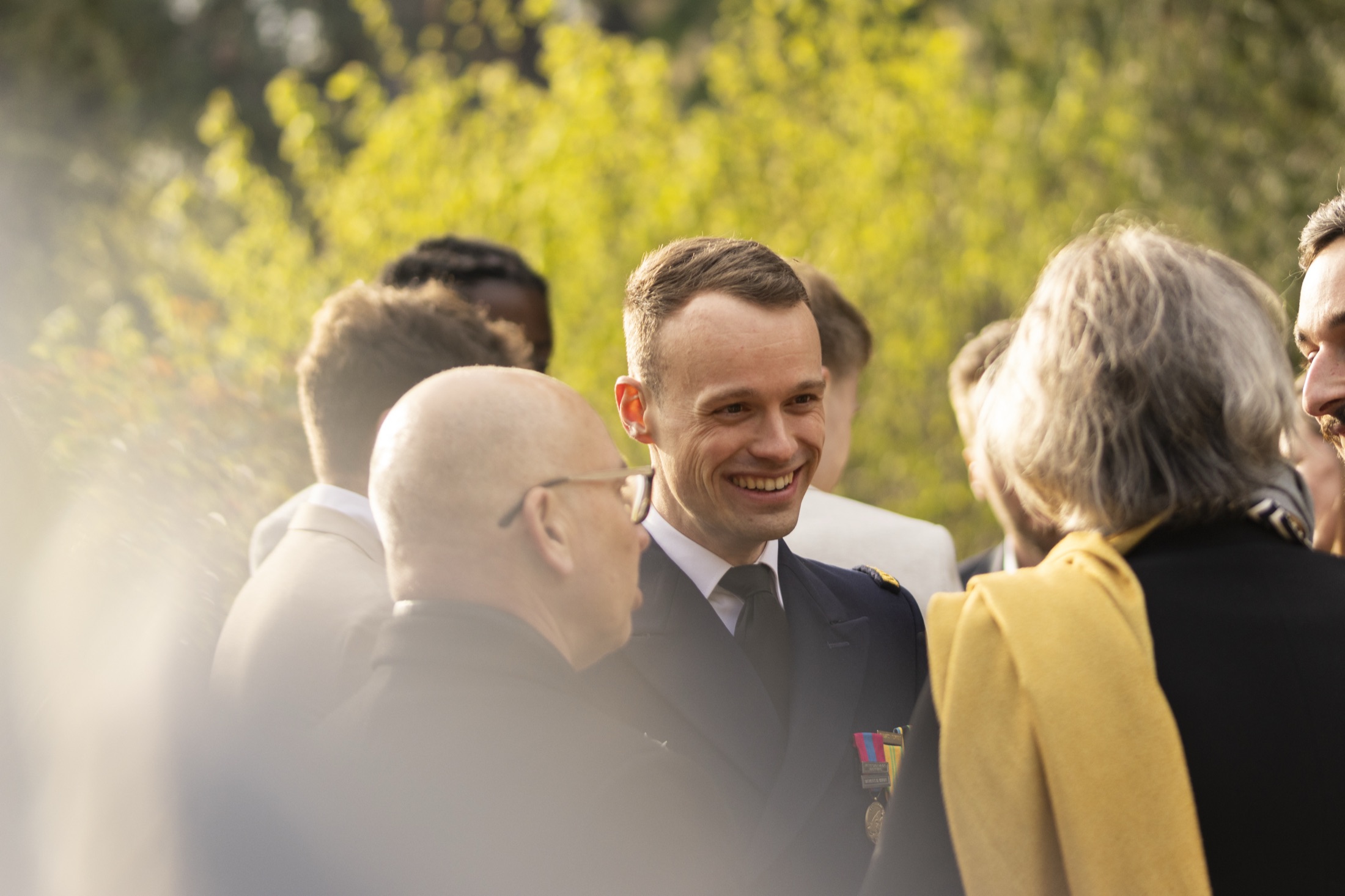 Le marié sourit à ses invités
