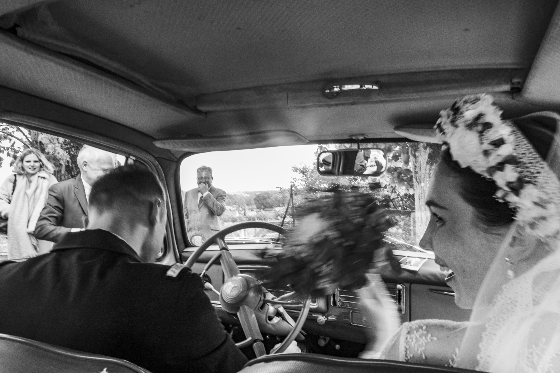 La mariée dans la voiture ancienne, noir et blanc