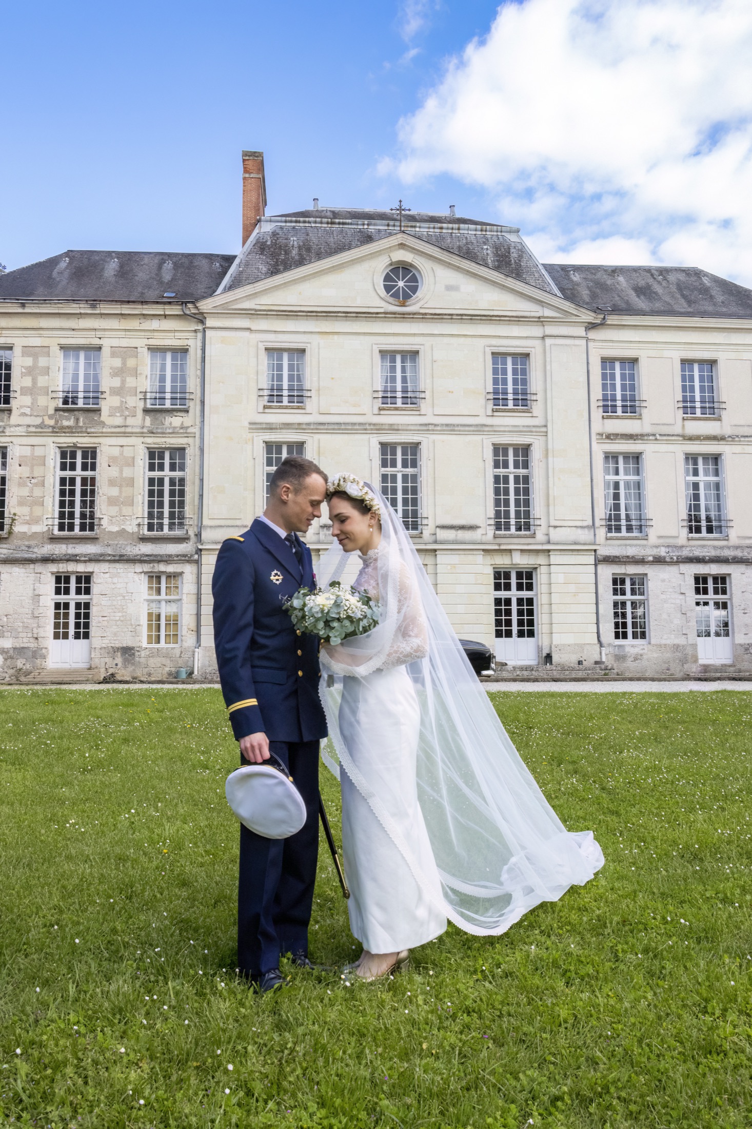 Les mariés enlacés, voile au vent