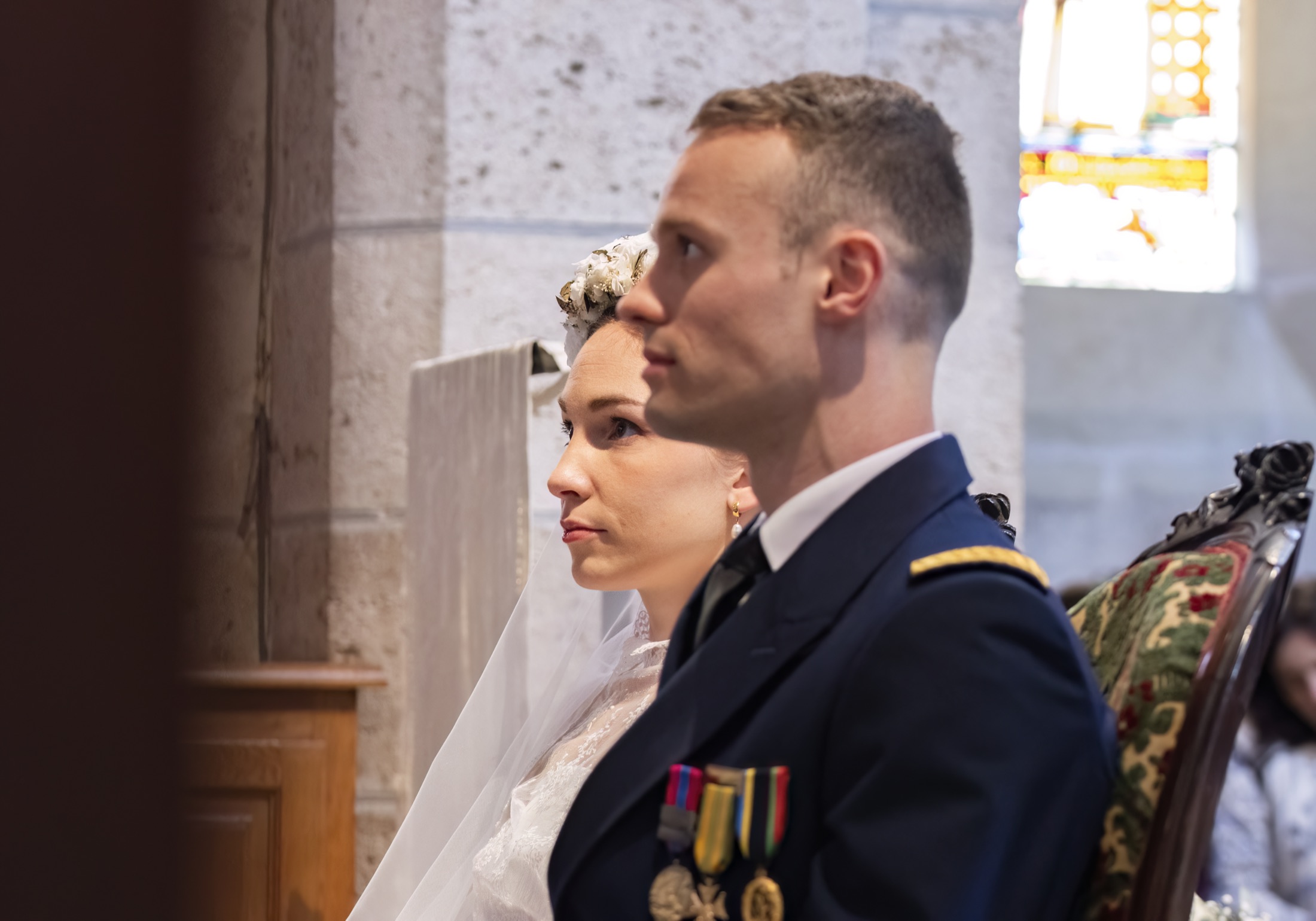 Les mariés de profil pendant la cérémonie