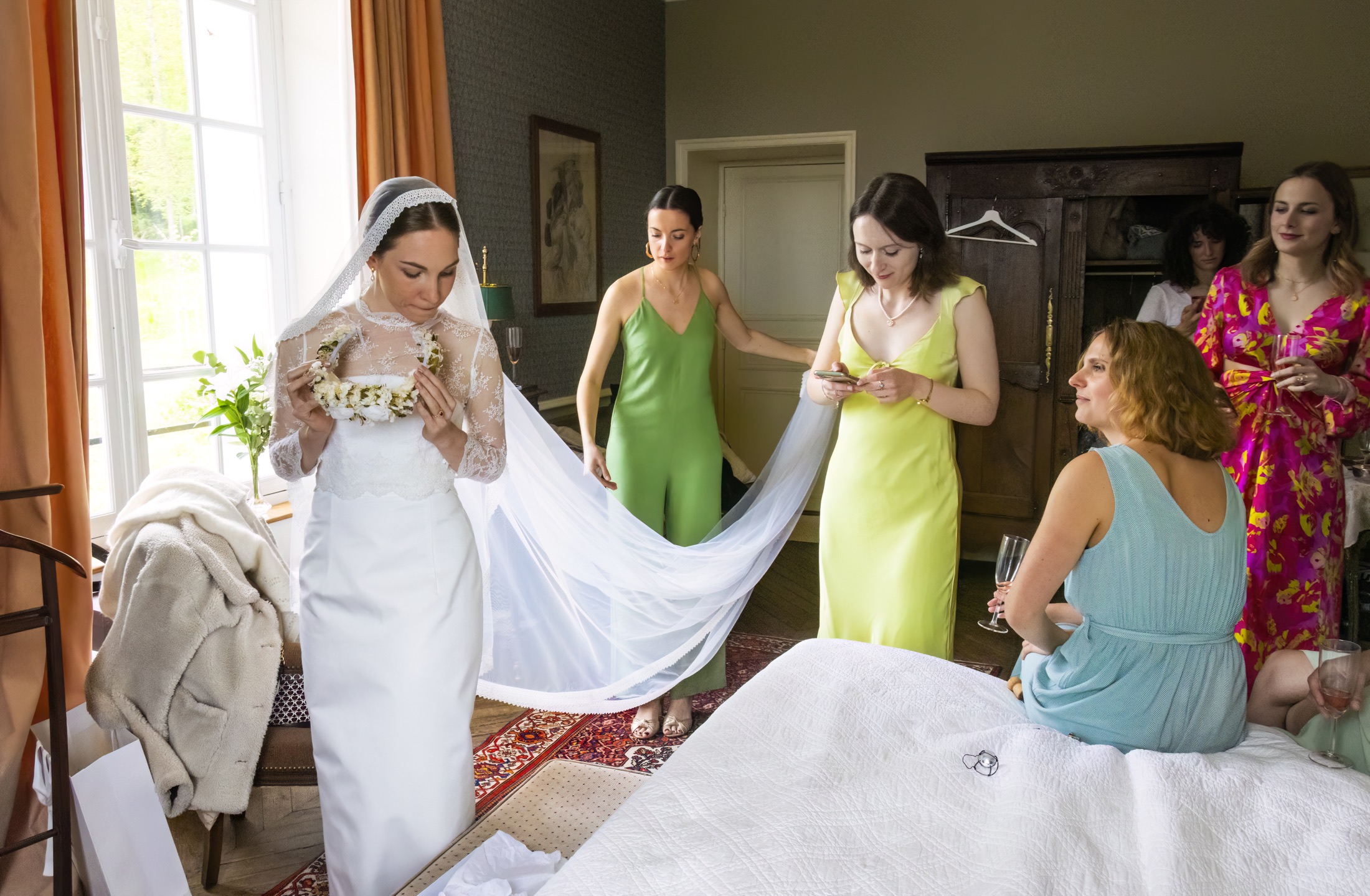 La mariée entourée de ses témoins dans la chambre