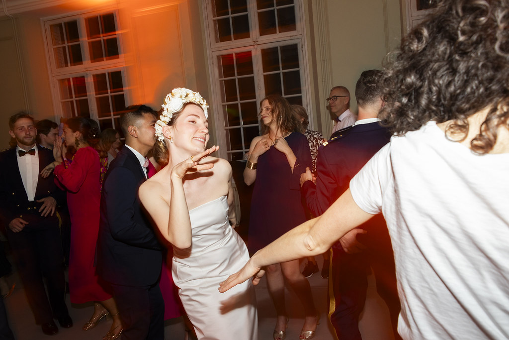 La mariée danse en riant, lumières chaudes de la soirée