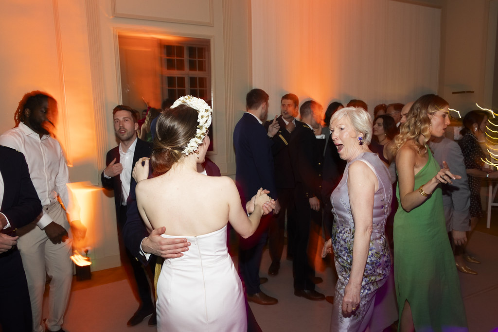 La mariée de dos sur la piste, lumières orangées