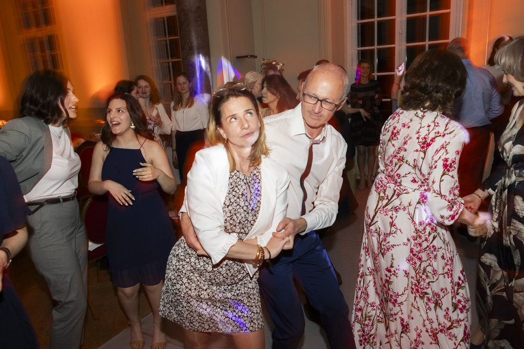 Un couple d'invités danse le rock au milieu de la soirée